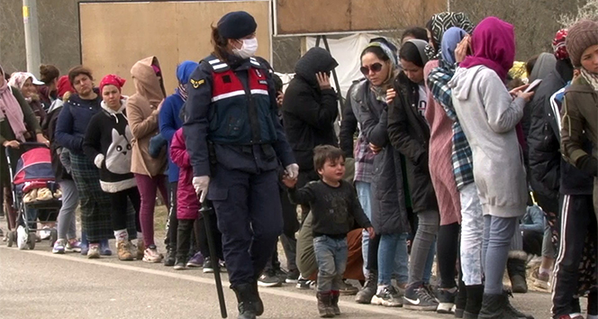 Kadın komutan mültecilerin gönlünü fethetti