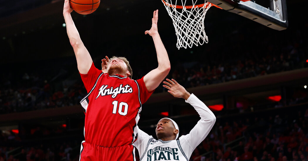 Rutgers Erkek Basketbol Takımı Bir Gün İçin Bahçeyi Kırmızıya Döndürdü