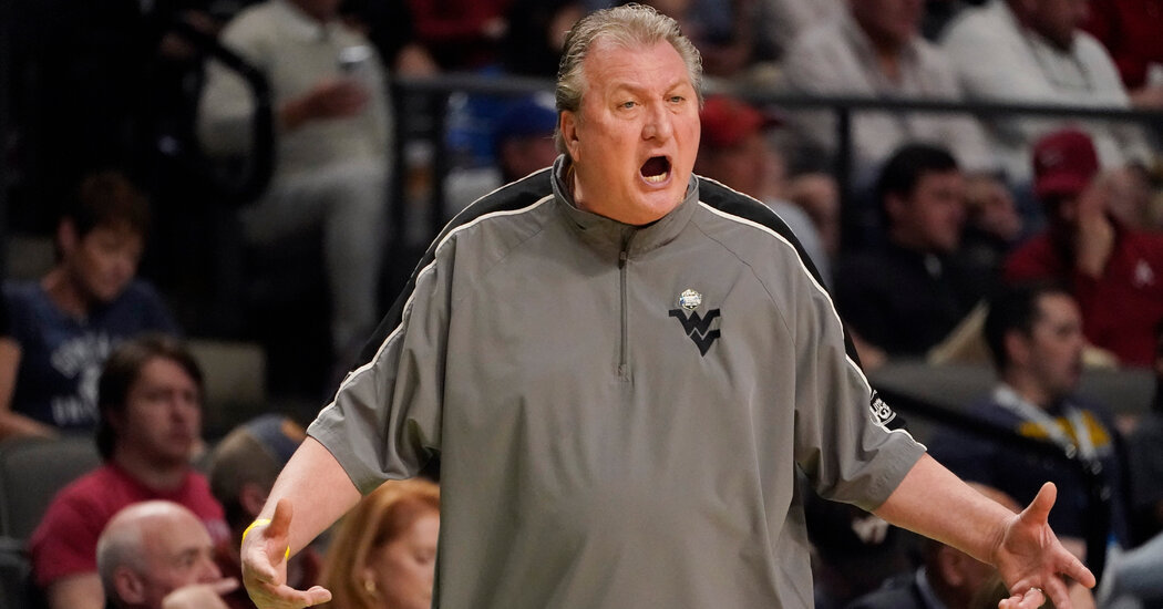 Batı Virginia, Bob Huggins’i Askıya Aldı ve Homofobik Bulamaç Üzerine Hissesini Kesti